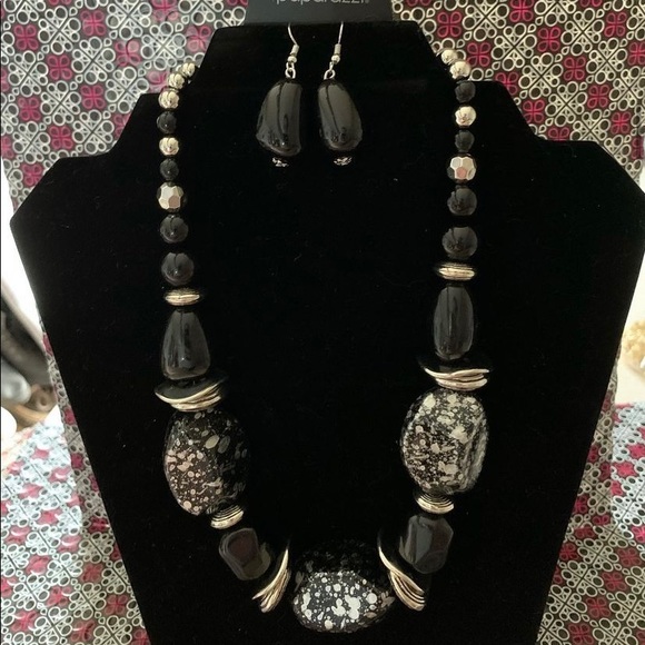 Necklace and matching Earrings - Picture 2 of 2